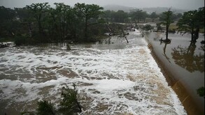 Continúa la tragedia en Texas con 68 muertos por inundaciones, 11 niñas desaparecidas y críticas por falta de alertas en zonas vulnerables.
