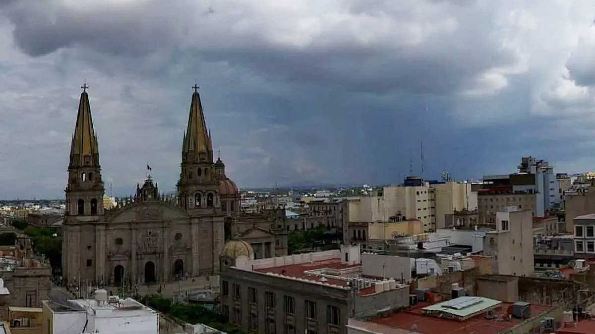 Conoce el pronóstico del clima para este lunes en Guadalajara y alrededores, así como las recomendaciones clave ante posibles tormentas y chubascos.
