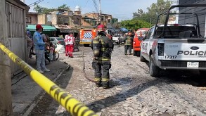 Incendio en domicilio de Tlaquepaque moviliza a bomberos; se investiga posible causa intencional. No hubo lesionados, pero los daños fueron considerables.
