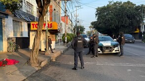 Dos personas sometieron al hombre y lo atacaron brutalmente, provocándole una lesión en la cabeza que lo dejó inconsciente.