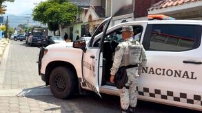 La FGR, con apoyo de GN y Ejército, cateó una casa en Tehuacán por venta de drogas. Un detenido y operativos recientes revelan lucha contra el narcomenudeo.