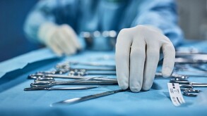 Autoridades investigan muerte de una mujer tras cirugía estética en clínica de la colonia Mezquitán Country en Guadalajara; aseguran quirófano y equipo médico.