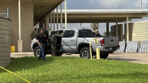 Un hombre armado fue abatido tras atacar una instalación de la Patrulla Fronteriza en McAllen, Texas; un agente resultó herido. Investigación en curso.