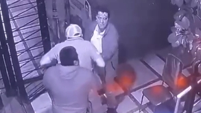 Uno de los meseros confrontó a los sujetos, a quienes más tarde dejó ir debido a que se encontraban armados.