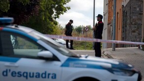 Hombre mata a su hermano y se atrinchera con su madre en Barcelona, España. Muere abatido por los oficiales tras herir a cinco agentes.