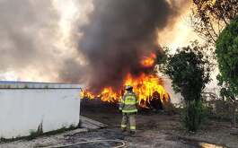 Una recicladora de llantas en el municipio de Escobedo, Nuevo León fue consumida por un incendio por segunda vez en menos de un año; bomberos combaten.