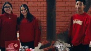Axel Rosas Aguilar, estudiante del CETIS 59 de Torreón, Coahuila se quedó sin foto de graduación por deber la cuota de 9 semestres y compañeros lo apoyaron.