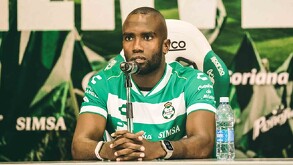 Con el objetivo de apoyar el nuevo proyecto de Santos Laguna, así llega el defensa colombiano, Kevin Balanta, tras ser presentado oficialmente en La Laguna