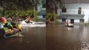 Hombre recorre calles inundadas en moto acuática durante tormenta en Guadalajara, mientras autoridades atienden afectaciones por intensas lluvias.