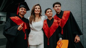 Verónica Delgadillo apadrina a egresados del CECyTEJ y los motiva a superar miedos para convertirse en las personas que sueñan ser.