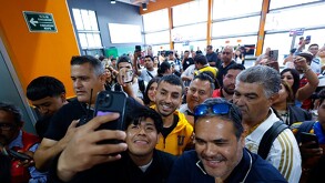 Esta fue la reacción de Ángel Correa a su llegada al Aeropuerto Internacional de Monterrey.