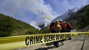 Adolescente de 13 años fue arrestado tras provocar un incendio forestal en California con fuegos artificiales, lo que obligó evacuaciones en Laguna Beach.