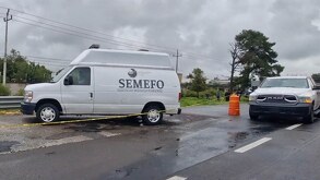 una vehículo del semefo en la autopista méxico puebla