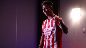 El nuevo refuerzo de las Chivas portará un histórico dorsal para los Rojiblancos, además de que elementos como Cade Cowell y Omar Govea también cambiaron de díg