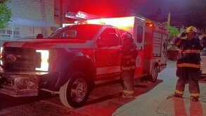 Ataque armado en Guadalajara deja un vehículo incendiado y una vivienda baleada; autoridades investigan posible conflicto vecinal como causa del atentado.