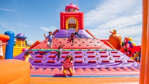 Una de las atracciones más esperadas es Kool City, considerado el castillo inflable más grande del mundo, con un circuito de obstáculos lleno de adrenalina.