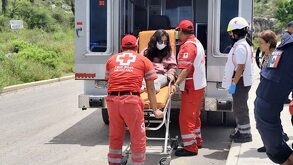 paramédicos trasladan a una mujer en camilla en una ambulancia