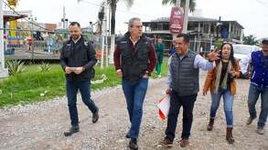 pepe chedraui caminando en una calle sin pavimentar
