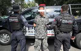 El sujeto portaba un uniforme de años anteriores de la policía estatal
