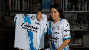 El Club Puebla reveló sus nuevos uniformes para el Apertura 2025: blanco con franja artística para local y negro con degradado nocturno para visitante.