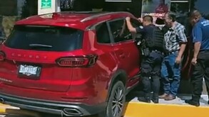 Luego de que un hombre posiblemente confundiera el freno con acelerador, este se estrelló contra un OXXO en Parras, Coahuila.
