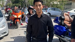 Axel Uriel Rosas llegó al Teatro Nazas para celebrar su graduación de preparatoria luego de presentar un adeudo y que su historia se viralizara en redes.