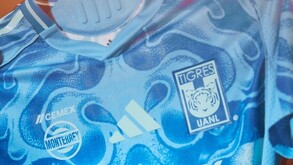 Los Tigres de la Universidad Autónoma de Nuevo León presentaron el jersey con el que jugarán sus partidos como visitante en el Apertura 2025.