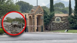 El automóvil afectado tras el colapso de la barda en Villa Bonita quedó prácticamente destruido bajo los escombros.
