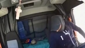 Delincuentes simulando un retén intentaron robar un tractocamión en Puebla. El video muestra cómo actuaron. La policía rescató al conductor.