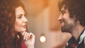 Picar las costillas se puede relacionar como una forma sutil de iniciar un acercamiento, una relación o una forma de mostrar interés romántico por alguien.