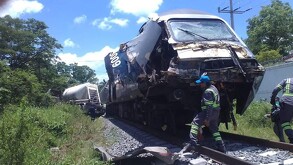 Tren Interoceánico colisiona con tráiler en Macuspana