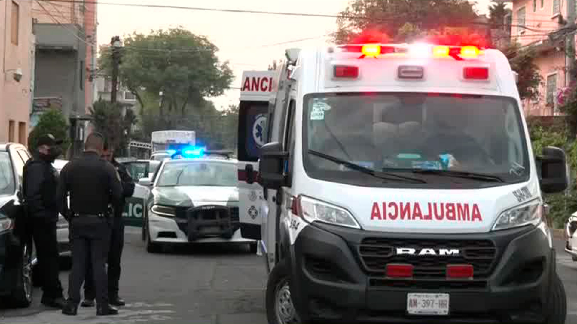 Un hombre resultó lesionado tras ser embestido por un automóvil cuando se encontraba transitando bajo la banqueta en la alcaldía Venustiano Carranza, CdMx.