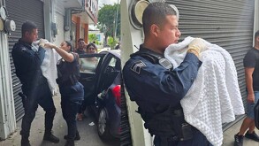 Policías de Guadalajara ayudan a mujer que dio a luz en plena vía pública