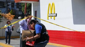 El CJNG recluta jóvenes en Jalisco con falsas ofertas de empleo, citándolos en franquicias de comida rápida para integrarlos al crimen organizado.