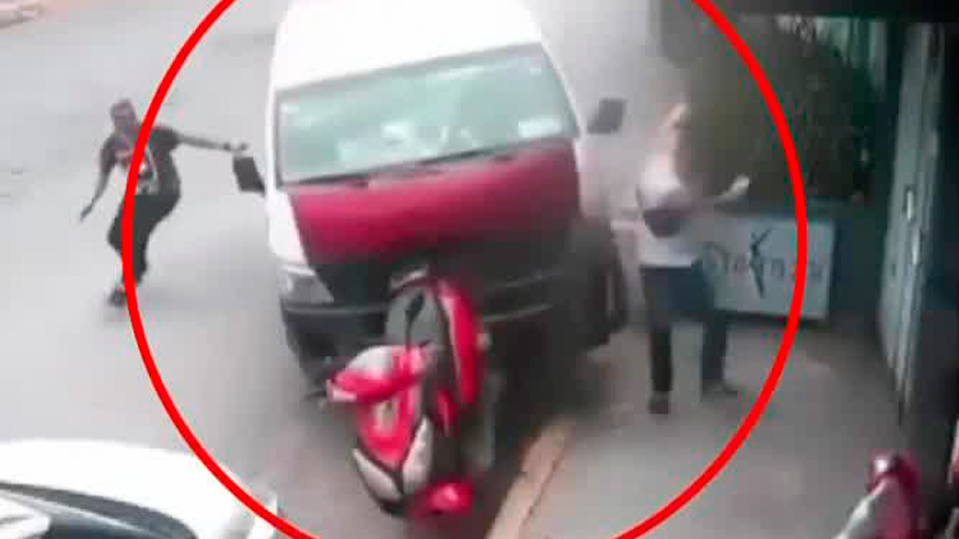 Una combi que se encontraba estacionada en la avenida Insurgentes, en Tultitlán, Edomex, se quedó sin frenos y estuvo por provocar un accidente.