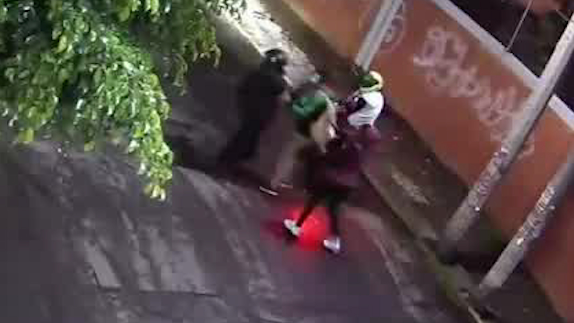 Vecinos que presenciaron el hecho afirman que la falta de vigilancia y cámaras de seguridad es habitual.