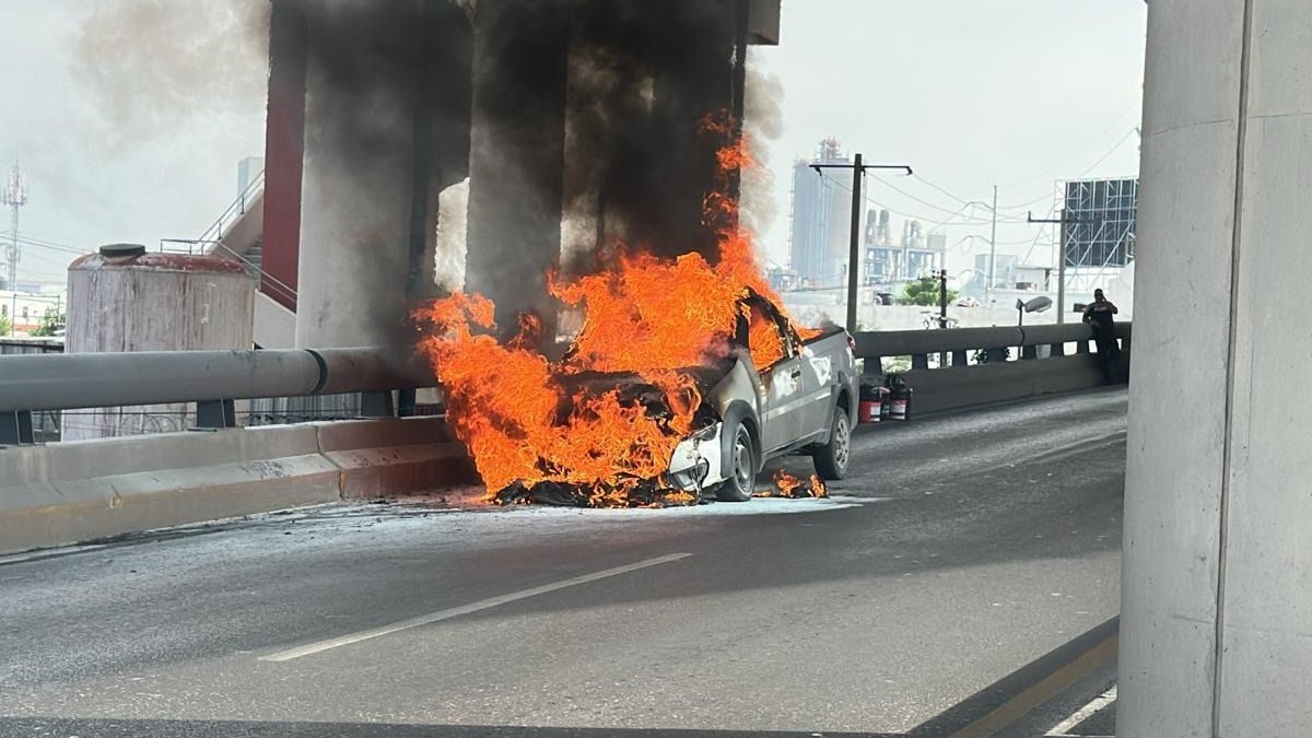Incendio de camioneta en Monterrey