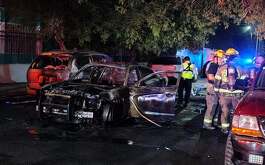 Una patrulla de la Policía de Monterrey se incendió por una falla eléctrica mientras atendía un accidente de tránsito en calles de la colonia Moderna.