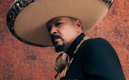 El cantante y compositor Pepe Aguilar celebró la música nacional con su nuevo disco titulado “Mi suerte es ser mexicano”.