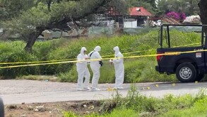Dos policías que se encontraban apoyando en diligencias ministeriales fueron atacados con arma de fuego, uno de ellos murió.