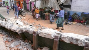 Cinco hombres fueron linchados y quemados vivos en Guatemala tras ser acusados de saqueos en casas evacuadas por los recientes sismos en Sacatepéquez.