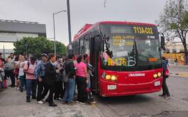 Usuarios esperan hasta dos horas por el transporte público
