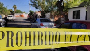 Una mujer fue encontrada sin vida por sus vecinos en la colonia Nueva Merced de Torreón. Se desconocen las causas de muerte.