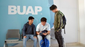estudiantes sentados en una banca