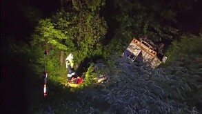 una camioneta accidentada en una zona boscosa
