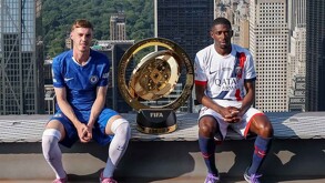 Cole Palmer y Ousmane Dembélé posan con el trofeo del Mundial de Clubes 2025.