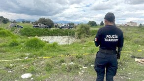 Cámara capto el momento en que dos personas salen de la casa de Elsa en Cuautitlán con dos maletas