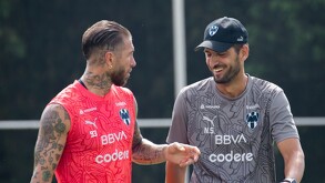 Sergio Ramos platica con el auxiliar de Rayados Nico Sánchez en un entrenamiento con el equipo.