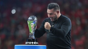 El director técnico de Toluca junto al trofeo de la Liga MX tras vencer al América en la Gran Final.