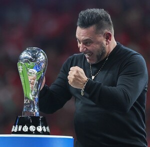 El director técnico de Toluca junto al trofeo de la Liga MX tras vencer al América en la Gran Final.